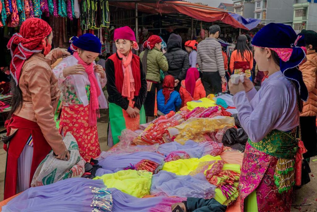 ha-giang-loop-dong-van-market-2