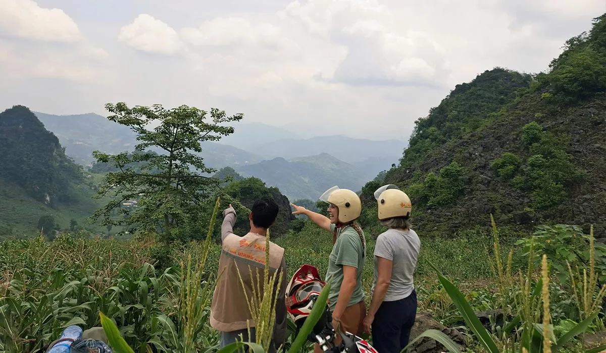 SkyPath local guide sharing travel tips before the Ha Giang Loop