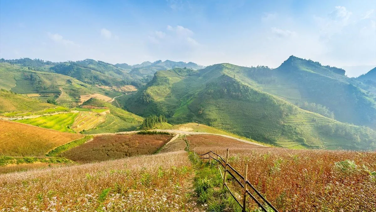 Clear mountain views on the Ha Giang Loop in autumn