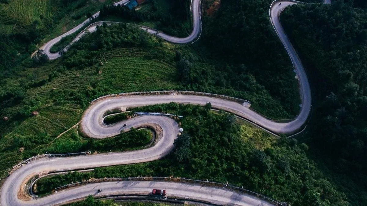 Mountain road in Ha Giang from September to November