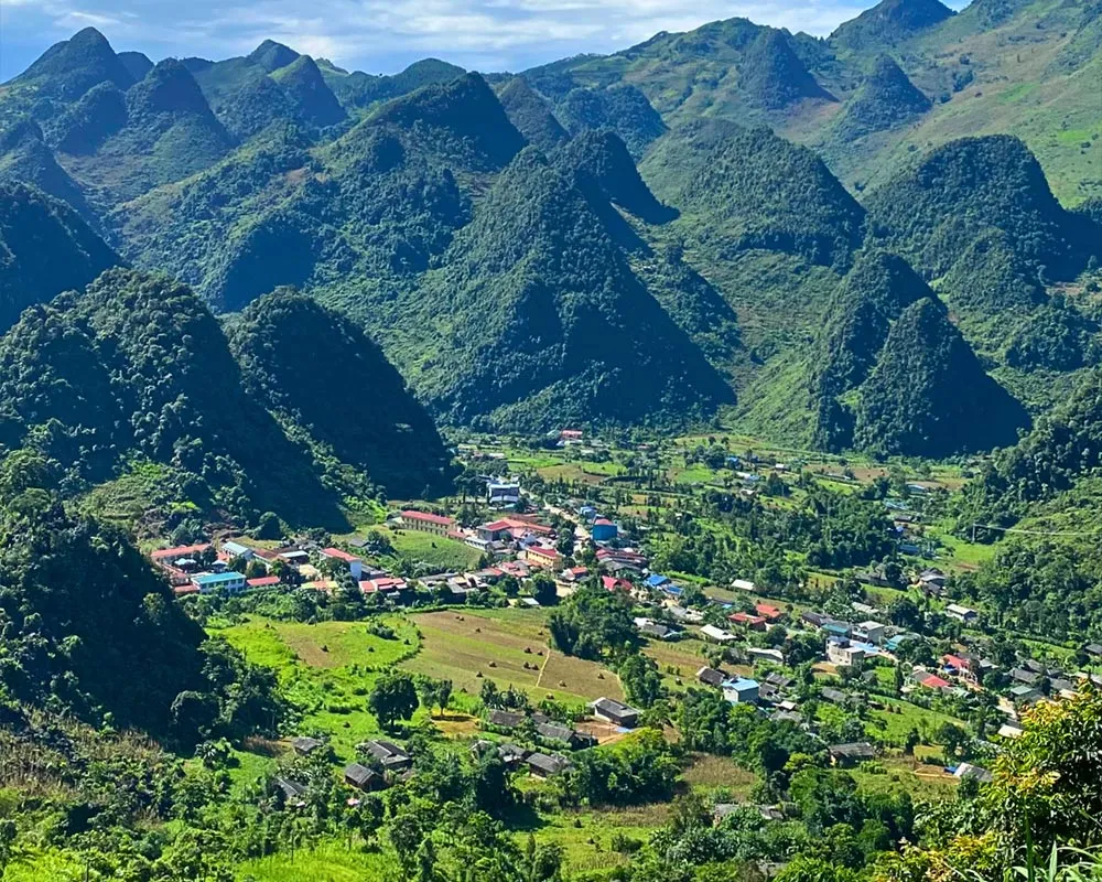 Lung Ho Valley on the SkyPath tour route