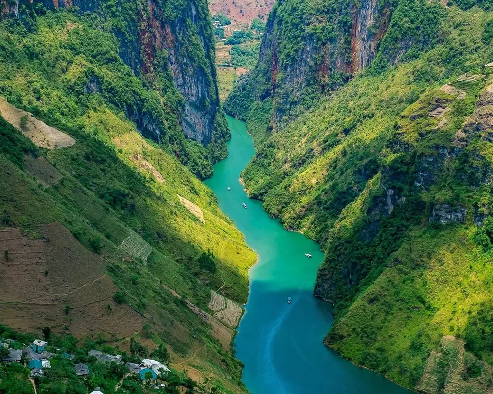 Boat trip on the emerald Nho Que River